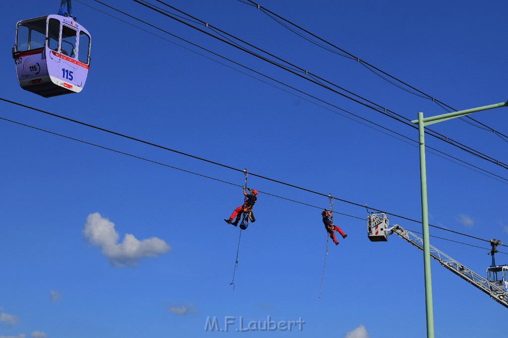 Koelner Seilbahn Gondel blieb haengen Koeln Linksrheinisch P337.JPG